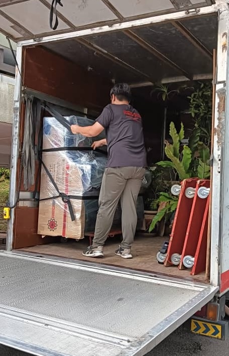 Professional movers helping residents relocate in Tampines Singapore